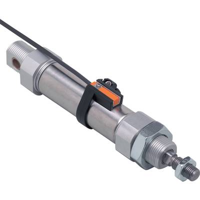 Un capteur cylindrique en métal avec un élément de fixation orange, sur un fond noir.