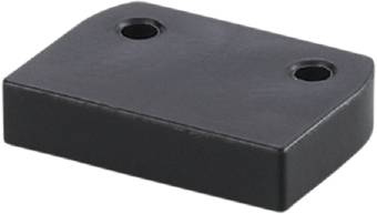 Un morceau de métal rectangulaire noir aux coins arrondis, avec un trou dans le coin supérieur, sur un fond noir.