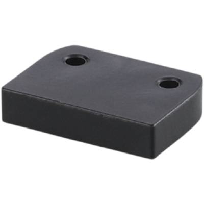 Un morceau de métal rectangulaire noir aux coins arrondis, avec un trou dans le coin supérieur, sur un fond noir.