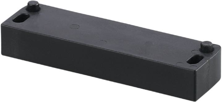 Objet métallique noir de forme rectangulaire avec plusieurs cercles incisés à sa surface.