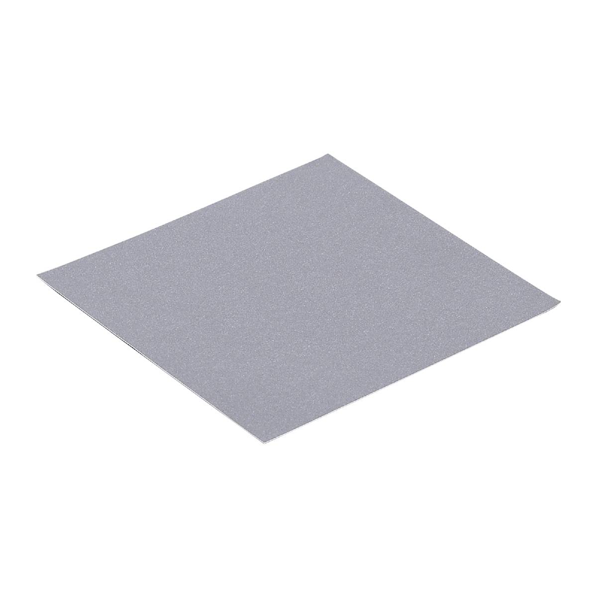 Un morceau de papier de verre carré, gris, sur un fond noir.