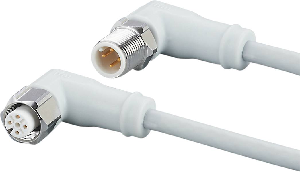 Gros plan sur un câble gris avec une fiche métallique à broches multiples, adapté aux connexions électriques.