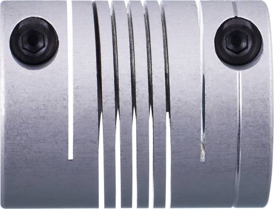 Gros plan d'un accouplement métallique avec plusieurs fentes et vis. Relie des pièces mécaniques ou des arbres dans des machines.