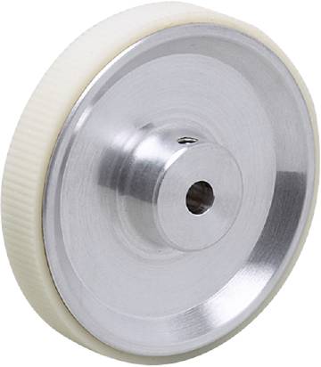 Une roue métallique argentée avec un bord en plastique blanc et un trou en son centre, probablement un composant d'une machine ou d'un appareil.