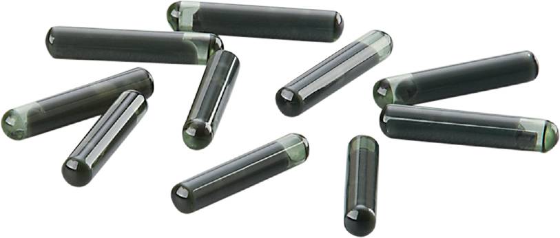 Plusieurs capsules transparentes contenant un liquide sombre sur un fond blanc.