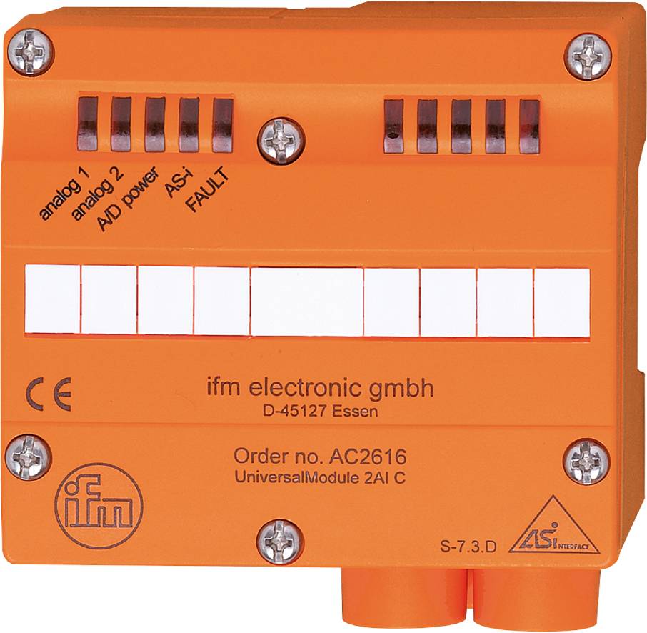 Un module universel orange de ifm electronic gmbh, modèle AC2616, avec des connexions pour entrées analogiques et des voyants de mise sous tension et de défaut, adapté aux applications industrielles.