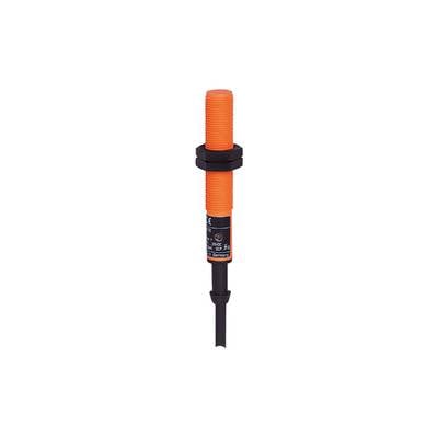 Un capteur de proximité cylindrique orange vif affiche des informations techniques sur un fond noir.