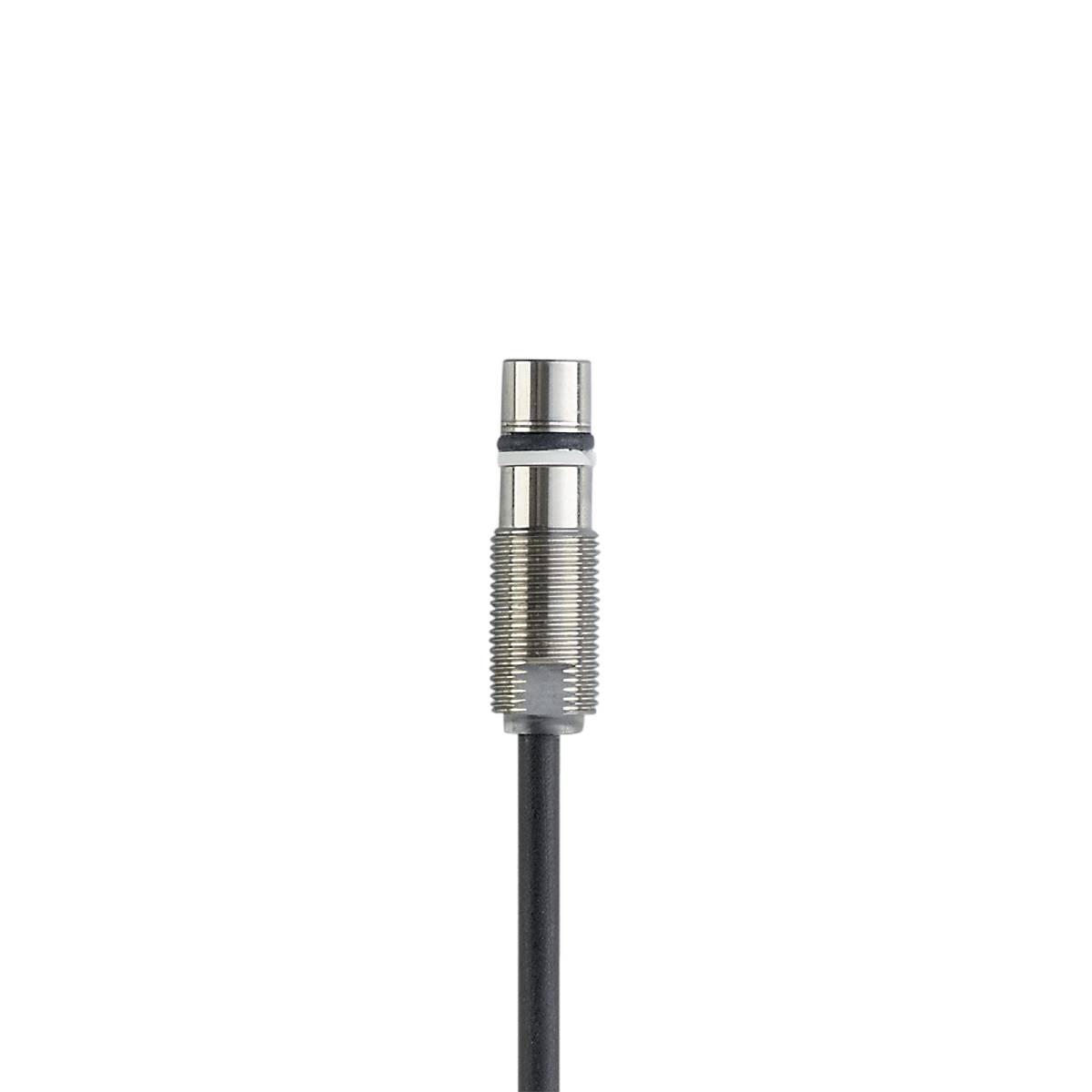 Un connecteur métallique cylindrique avec un câble noir sur un fond noir. Le connecteur présente une surface striée.