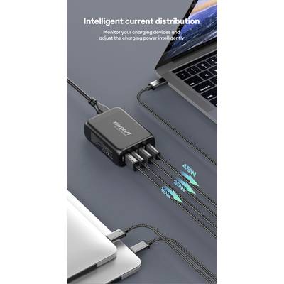 Un chargeur avec quatre ports USB charge simultanément trois appareils : un ordinateur portable de 45W, une tablette de 35W et un smartphone de 15W.