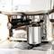 Une machine à espresso en acier inoxydable avec un bras et une tasse en dessous.