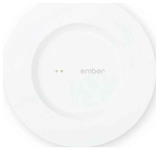 Une soucoupe blanche portant l'inscription 'ember' au centre, probablement une station de charge ou un accessoire pour un appareil électronique.