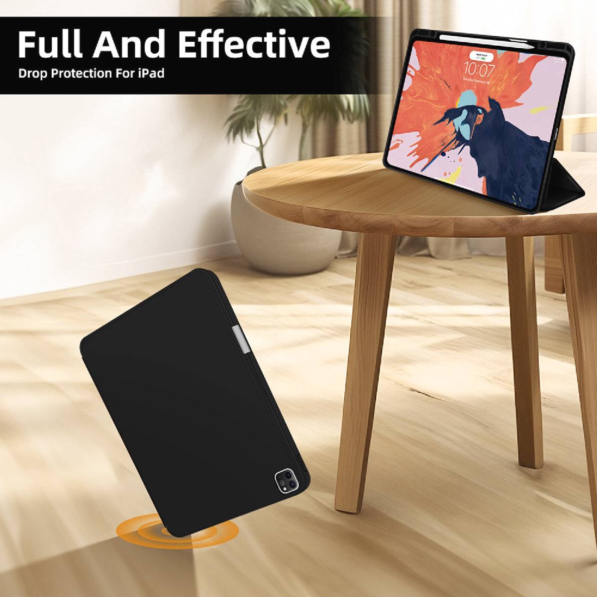 Une tablette iPad avec un écran de protection coloré est posée sur une table en bois. Au premier plan, une housse de protection noire flotte.