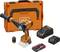 Ensemble de visseuse sans fil : Visseuse-perceuse noir et orange avec mallette, chargeur, deux batteries, jeu d'embouts et poignée supplémentaire.