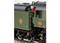 Modèle d'une locomotive à vapeur verte avec des détails rouges. L'accent est mis sur la vue latérale détaillée de la locomotive.