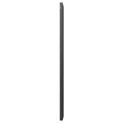 Haut-parleur noir, élancé, disposé verticalement, avec un logo de marque discret en haut à gauche.