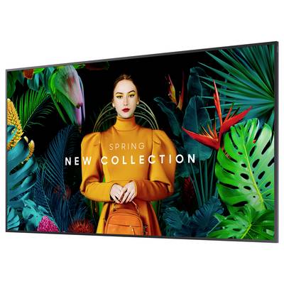 Une femme dans une robe orange se tient devant un fond de plantes tropicales. Texte : 'Collection Printemps'.