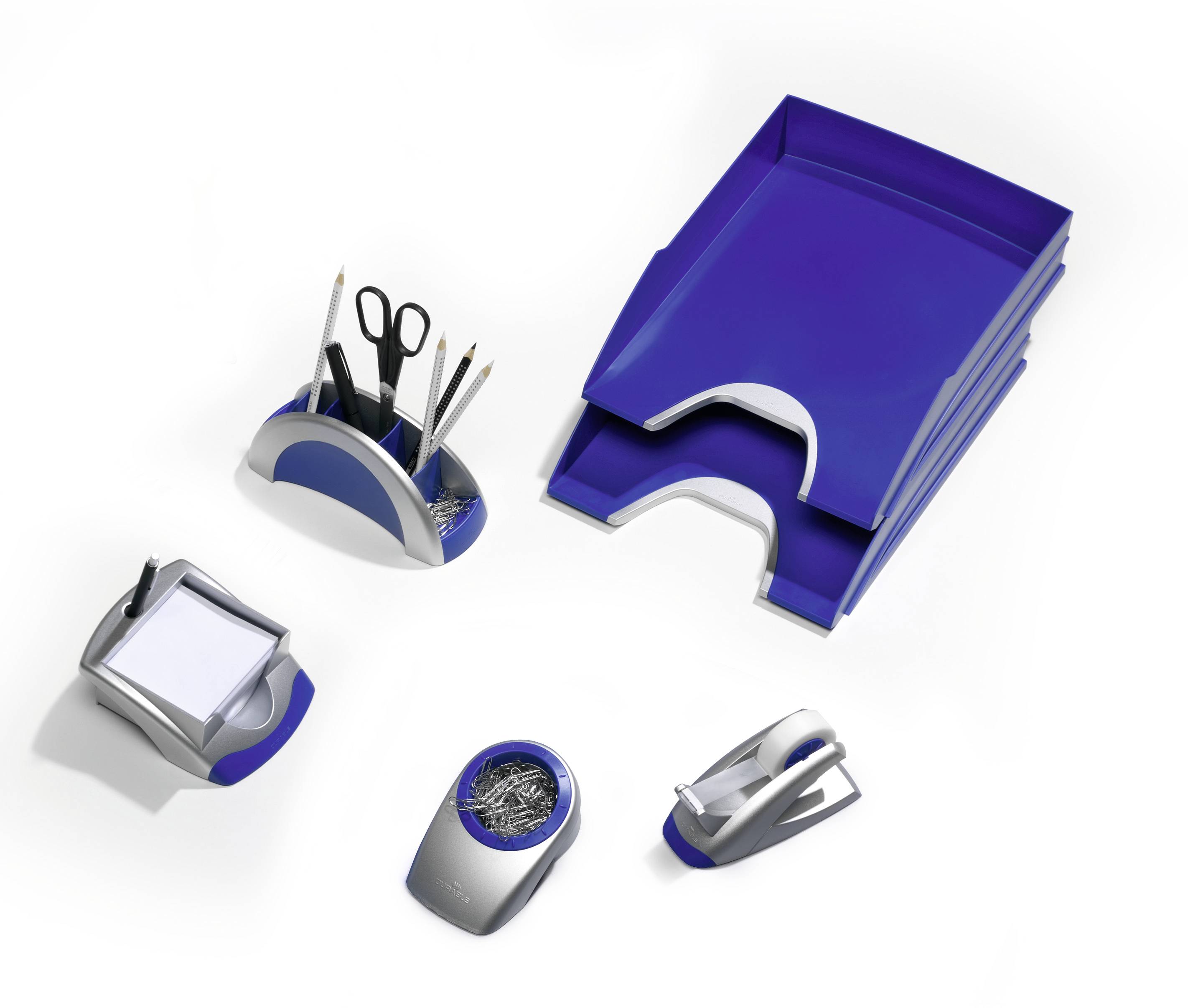 Ensemble de bureau avec accessoires de bureau bleus et argentés : porte-stylos garni de stylos et de ciseaux, boîte à notes, bacs de rangement, agrafeuse et distributeur de trombones.
