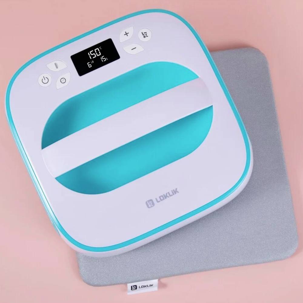 Fer à repasser électrique sur un fond rose, montrant l'affichage de la température et les commandes.