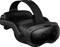 Lunettes de réalité virtuelle noires avec bandeau frontal, deux caméras frontales et un logo au centre. Elles sont légèrement inclinées vers la gauche.