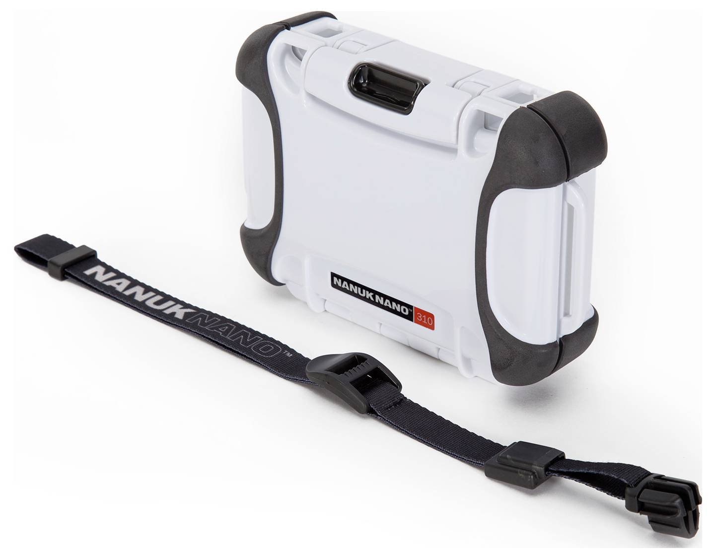 Une valise blanche, qui paraît robuste, avec des coins noirs et une sangle noire à côté, portant l'inscription 'NANUK NANO'.