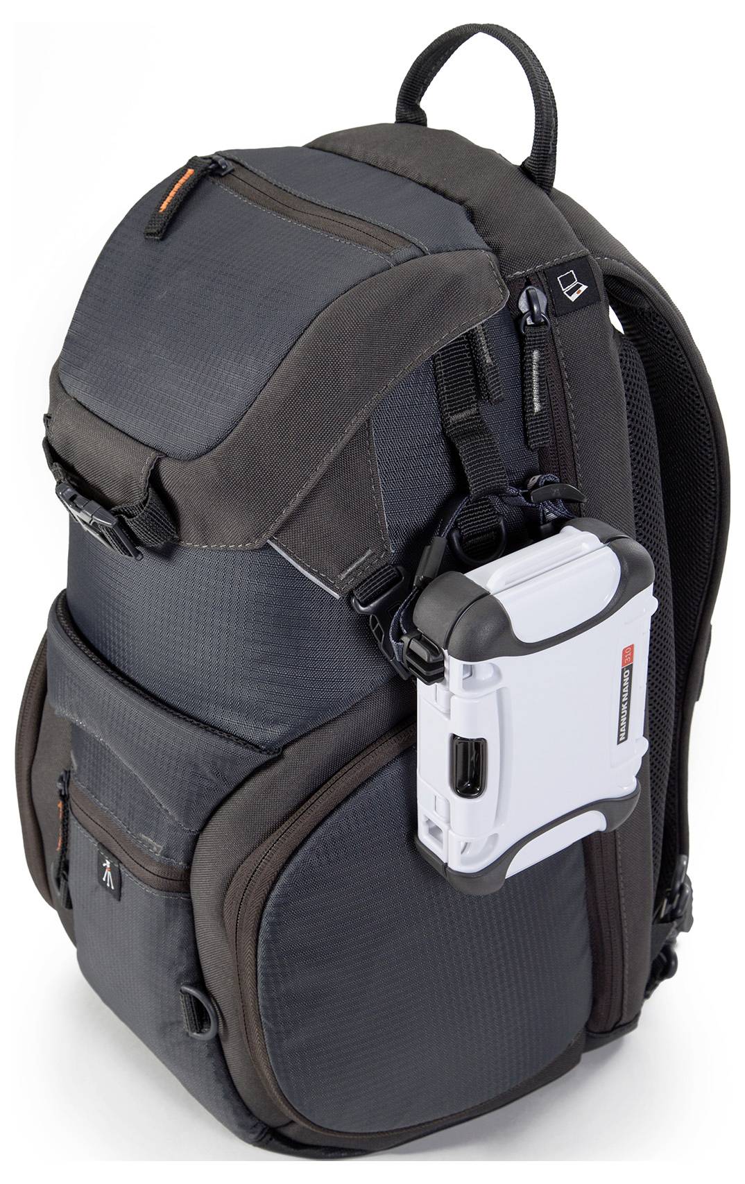 Sac à dos noir avec plusieurs fermetures éclair et poches, un appareil blanc et gris est fixé sur le côté. Idéal pour les activités de plein air.