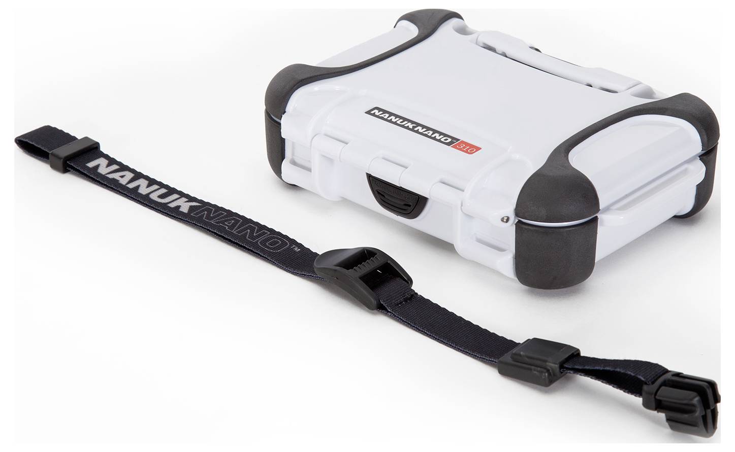 Housse de protection blanche, compacte et robuste, avec des coins noirs et une bandoulière amovible noire portant le logo 'NANUK NANO'.
