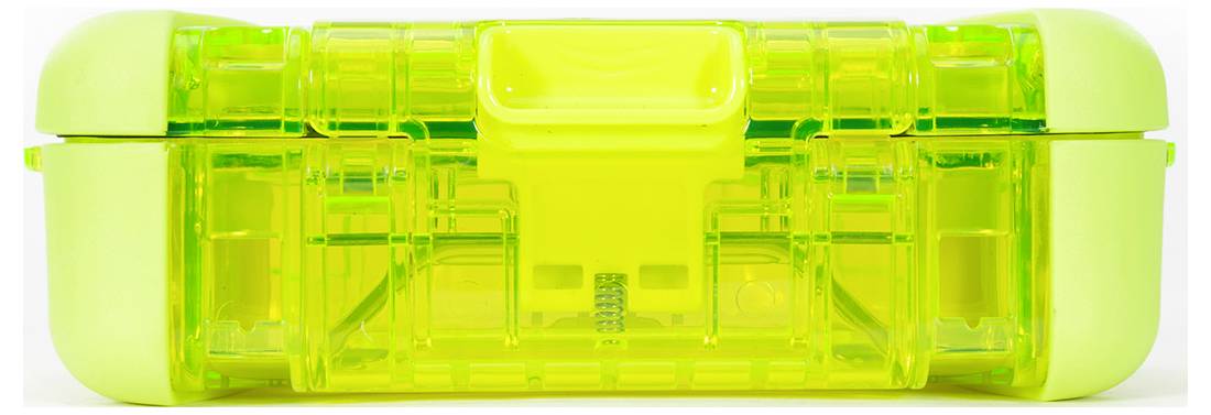 Boîte en plastique transparent vert avec des coins arrondis et un mécanisme de fermeture au centre de la face avant.