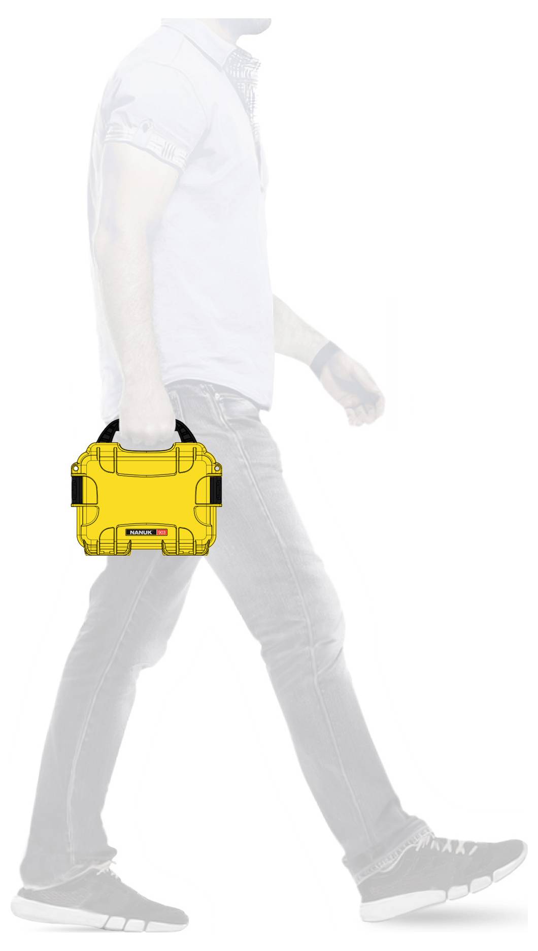 Une personne porte une valise de protection jaune dans sa main droite. La personne est en mouvement et porte des vêtements décontractés.