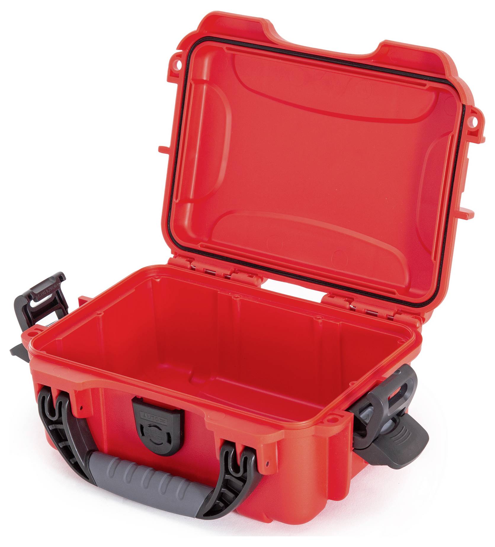 Une valise en plastique rouge ouverte, dotée de fermetures robustes et d'une poignée de transport. L'intérieur est vide.