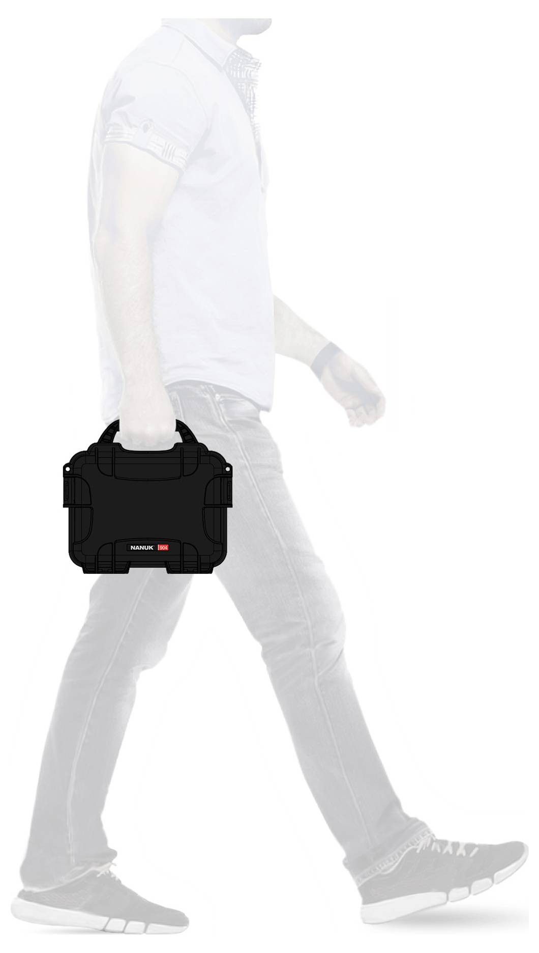 Un homme marche en tenant un appareil portable noir, carré, à angles arrondis.