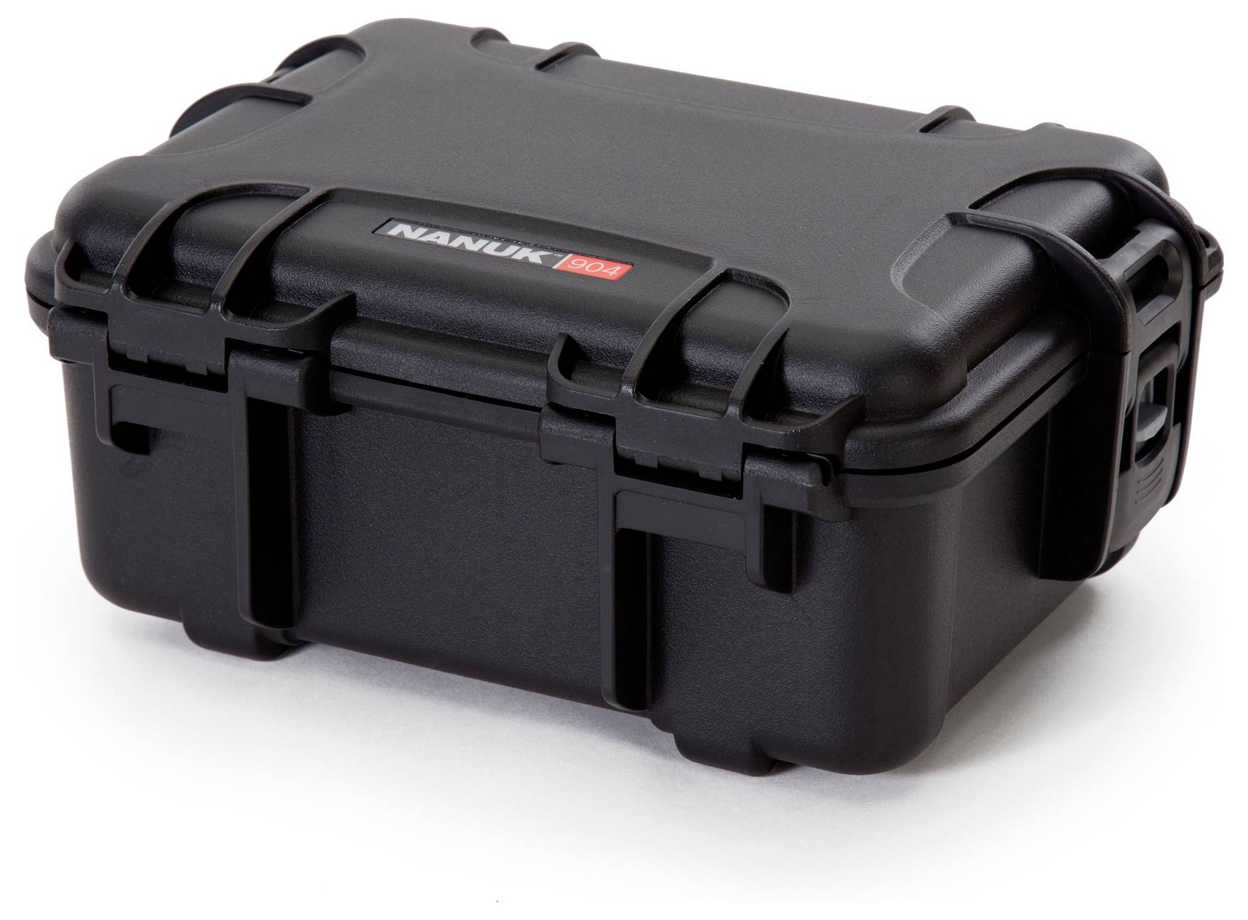 Valise de protection noire, robuste, avec des fermoirs à clips et le logo de la marque sur le couvercle.