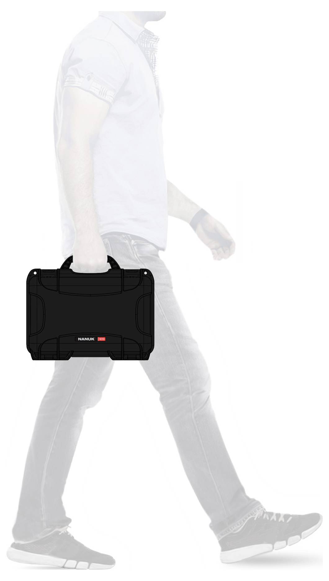 Une personne porte une valise noire dans sa main droite et se dirige vers la droite.