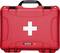Coffret de premiers secours rouge avec une croix blanche sur le couvercle. Nom de marque 'NANUK 910' visible en bas.