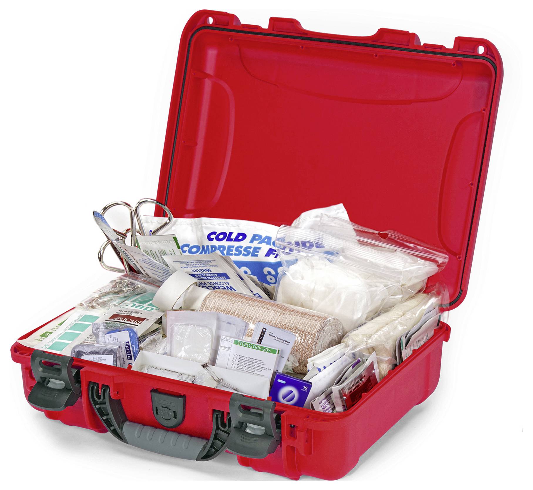 Trousse de premiers secours rouge ouverte, contenant des bandages, des ciseaux, des pansements et des articles médicaux, posée sur un fond blanc.