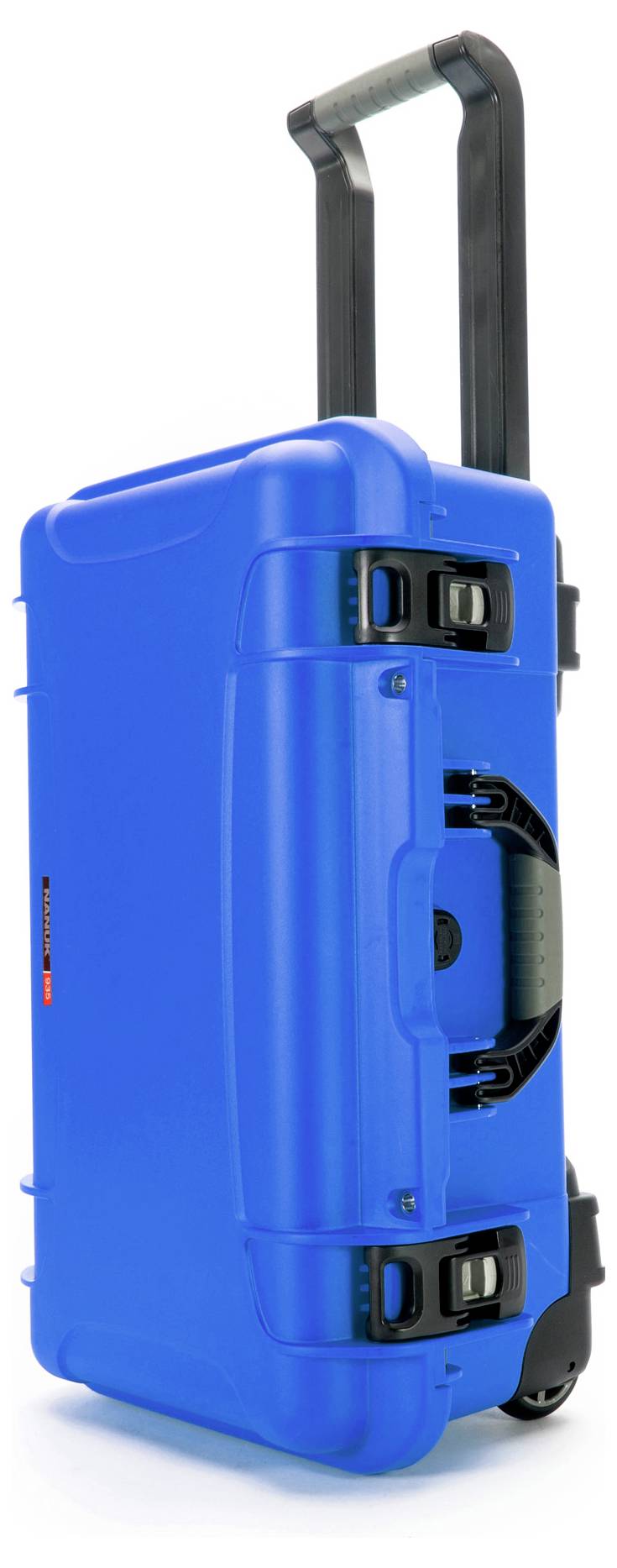 Valise rigide bleue avec poignée télescopique et roulettes. Elle est positionnée verticalement. Adaptée pour les voyages et le transport.