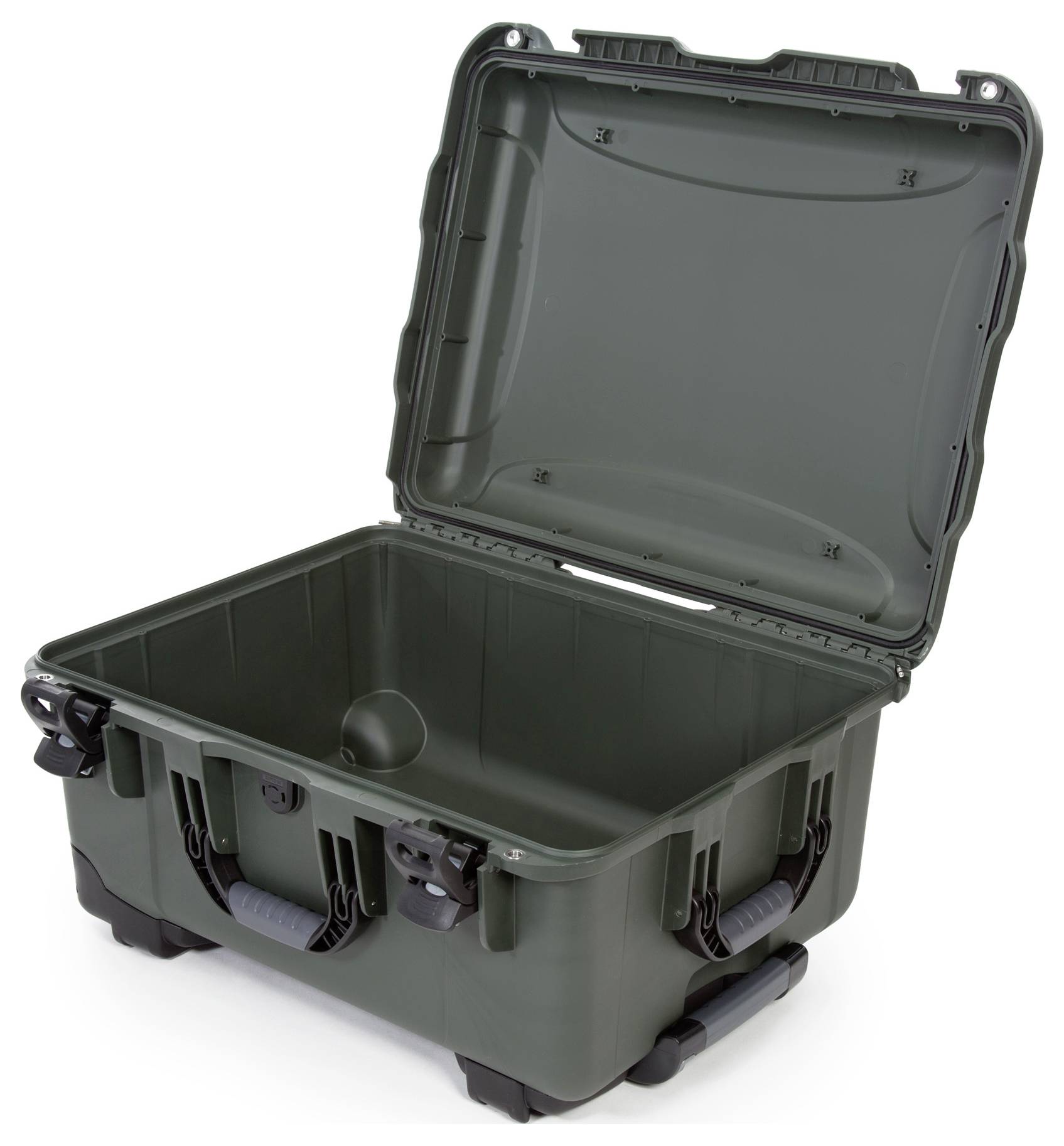 Un conteneur de transport en plastique vert ouvert, doté de fermetures robustes et de poignées. Idéal pour le transport sécurisé d'équipement.