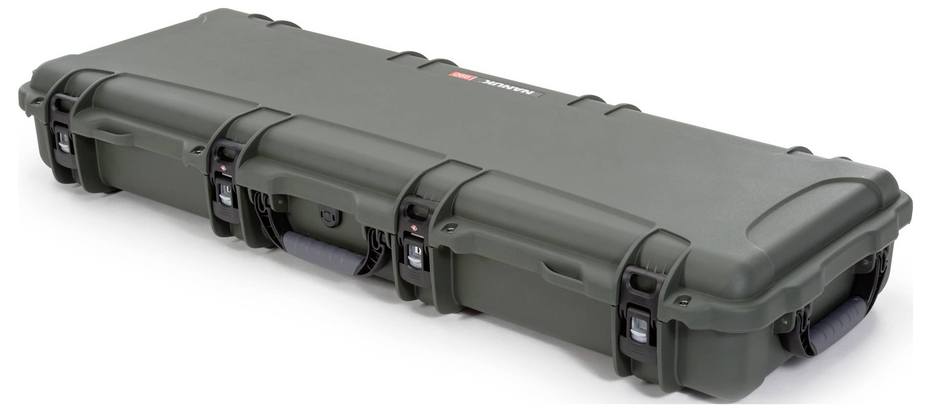 Une valise longue, robuste, grise, dotée de plusieurs serrures et poignées, adaptée au transport d'objets précieux et fragiles.