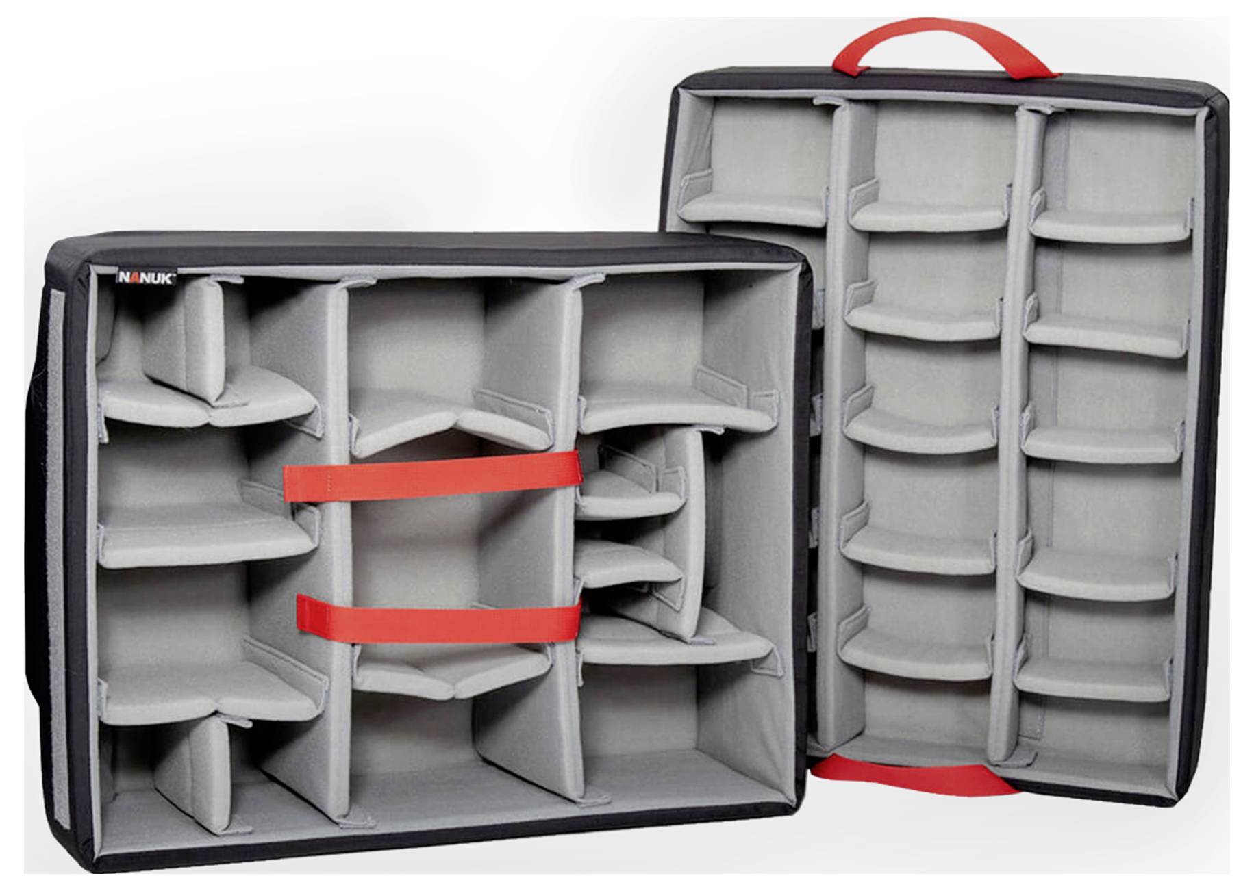 Sac à dos gris ouvert pour appareil photo, avec des poignées rouges, montrant des compartiments ajustables pour un rangement sécurisé de l'équipement photographique.