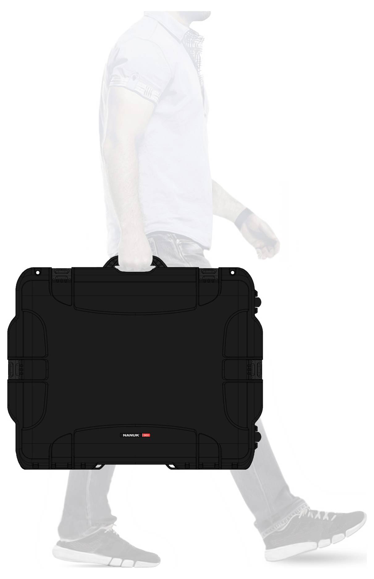 Une personne en tenue décontractée porte une grande valise noire au design robuste, tout en marchant.