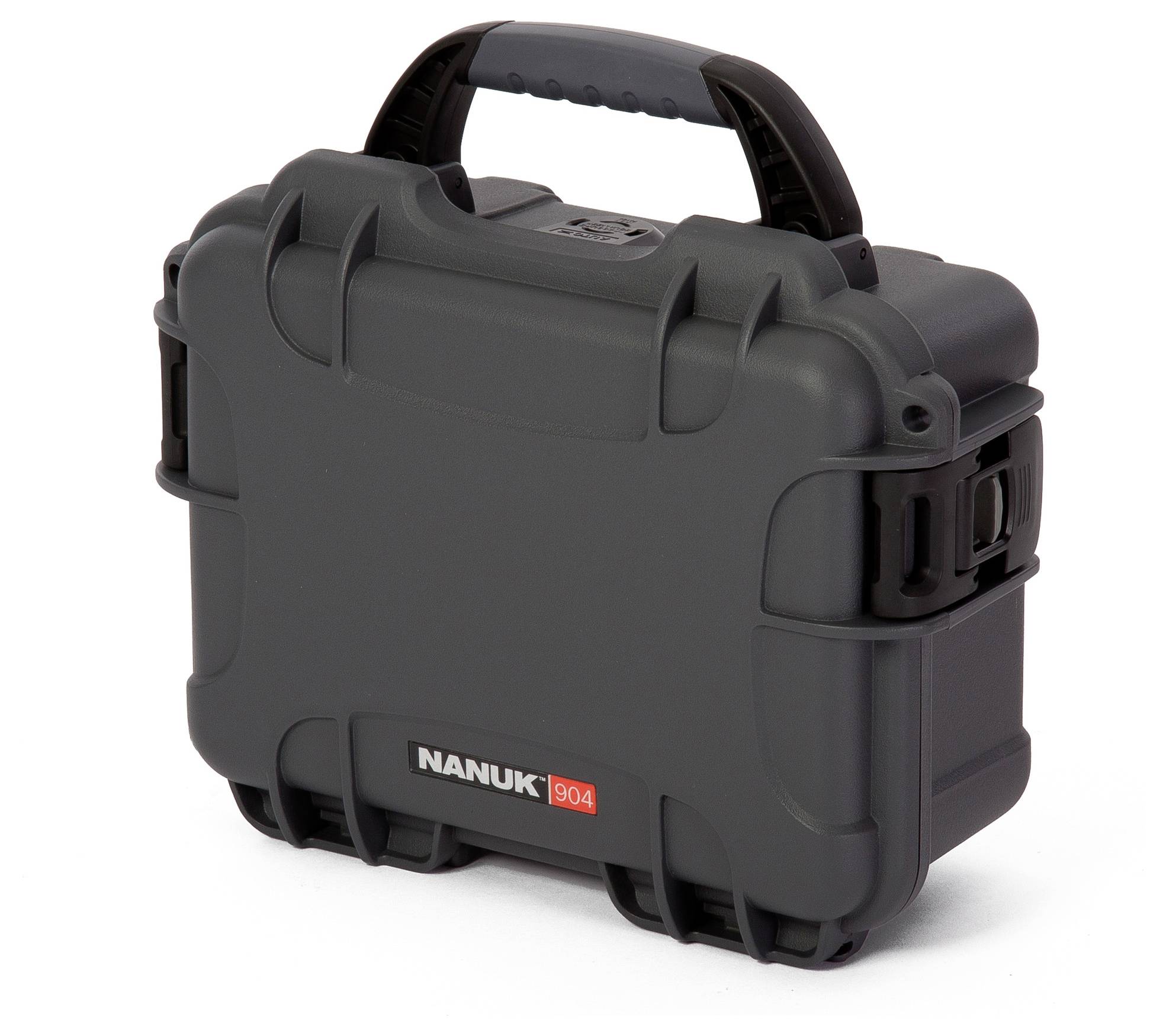 Une boîte à outils robuste en noir avec une poignée et une étiquette 'NANUK 904', adaptée au transport sécurisé d'objets délicats.