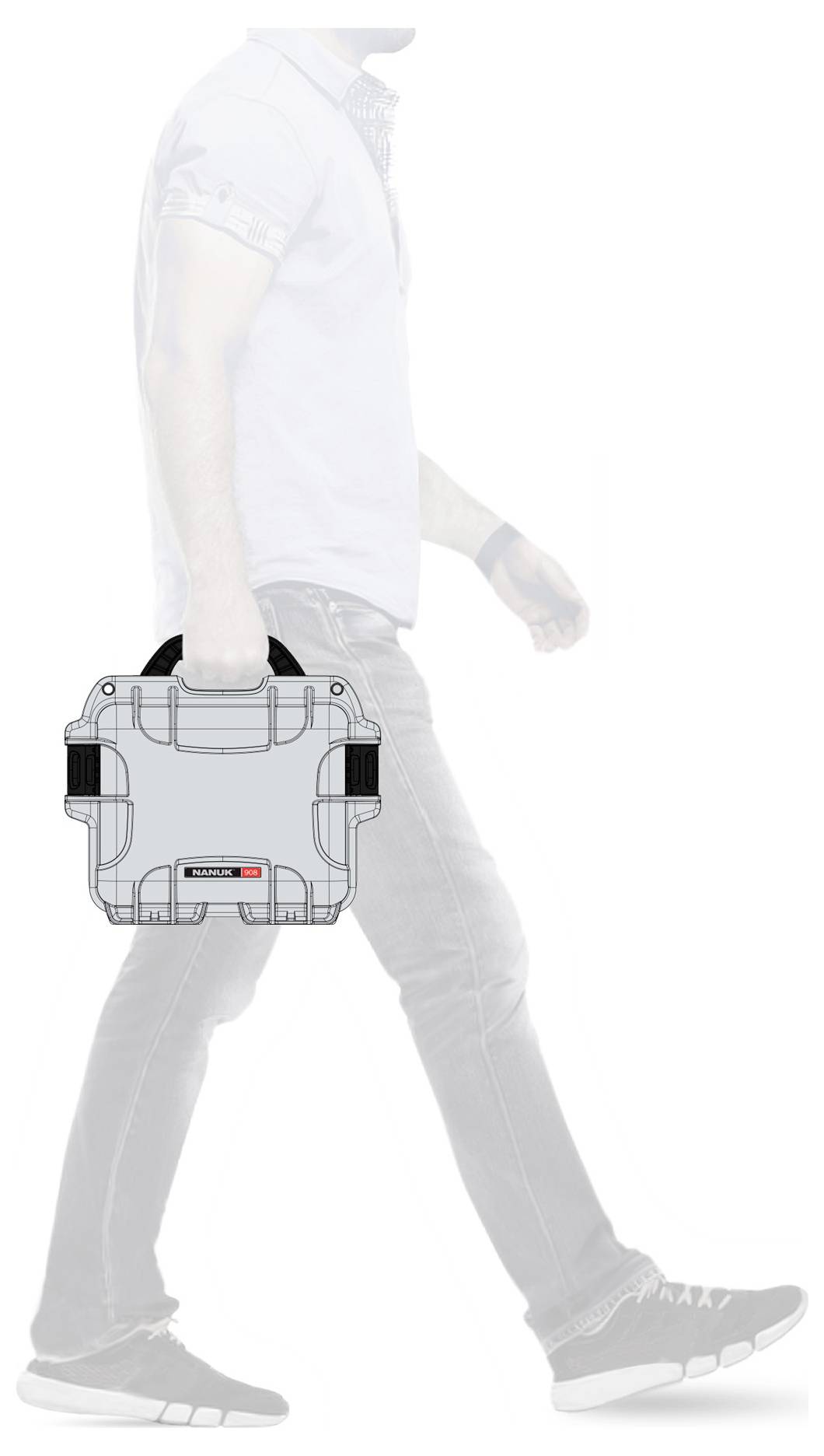 Une personne porte une valise de protection grise dans sa main droite tout en marchant. La valise possède des poignées noires et une petite étiquette à l'avant.