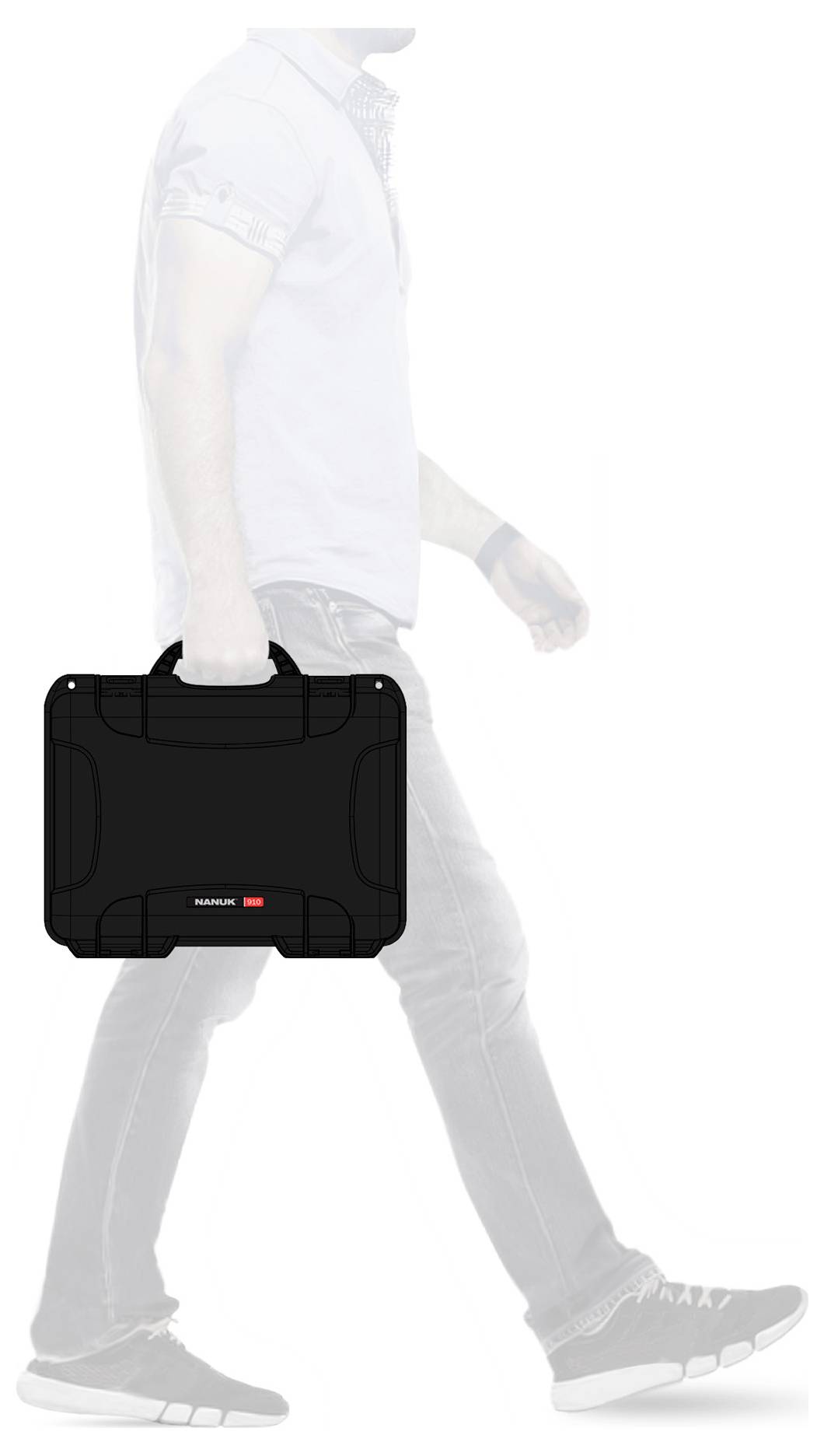 Un homme porte une serviette noire. Son visage n'est pas visible, et il est en position de marche.