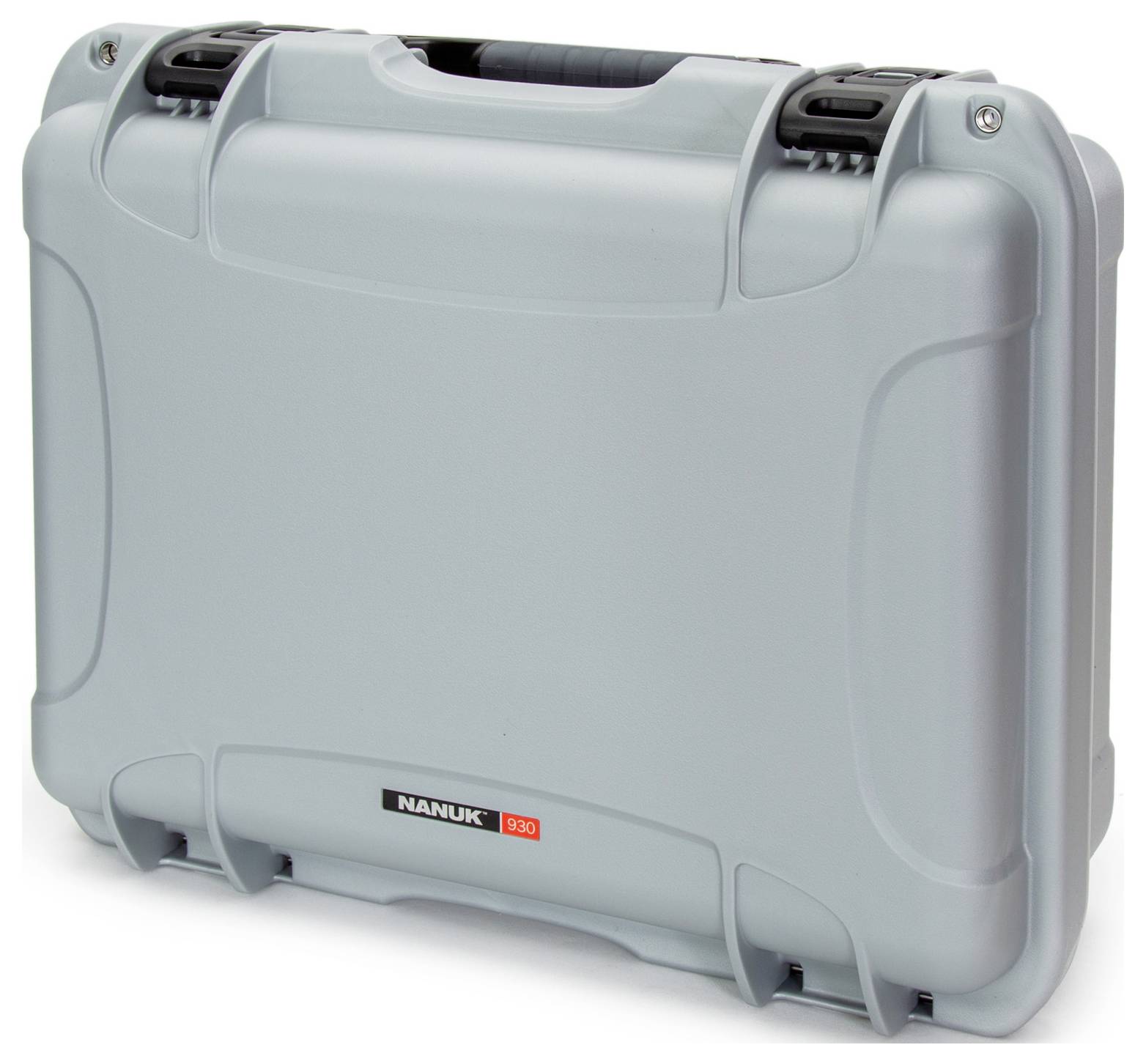 Valise rigide grise de la marque Nanuk, modèle 930, avec poignée noire et fermetures de sécurité, adaptée pour un transport en toute sécurité.