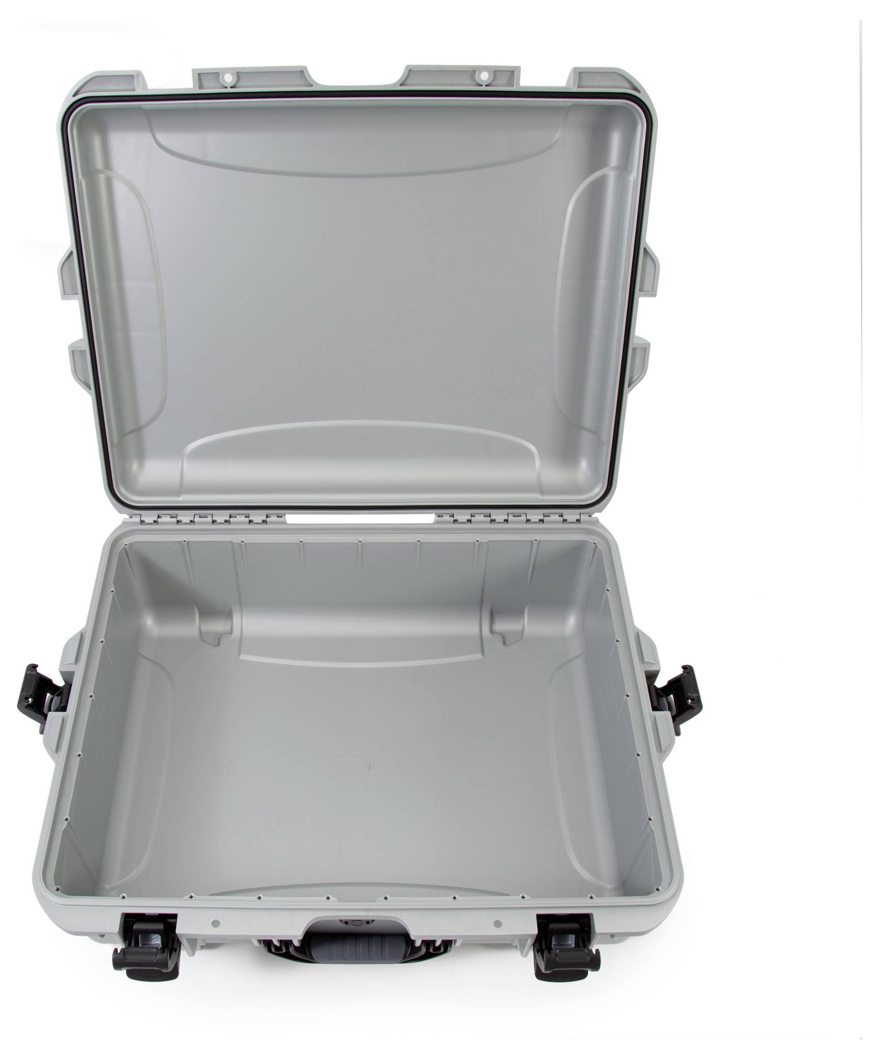 Valise rigide grise, ouverte, avec poignée noire et fermetures robustes, vide. La valise est solide et adaptée au transport.