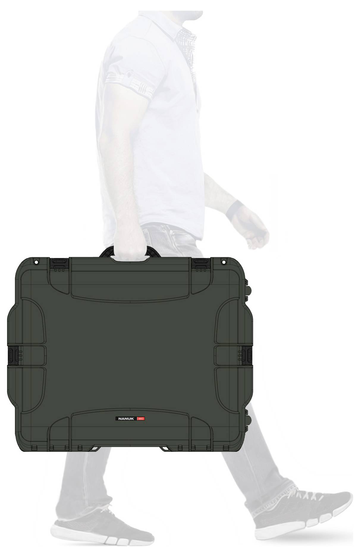 Un homme porte une grande valise à outils noire.