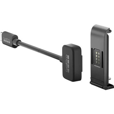 Chargeur noir à long manche avec fiches rectangulaires, conçu pour les caméras GoPro. Le câble à gauche, l'adaptateur de charge à droite.