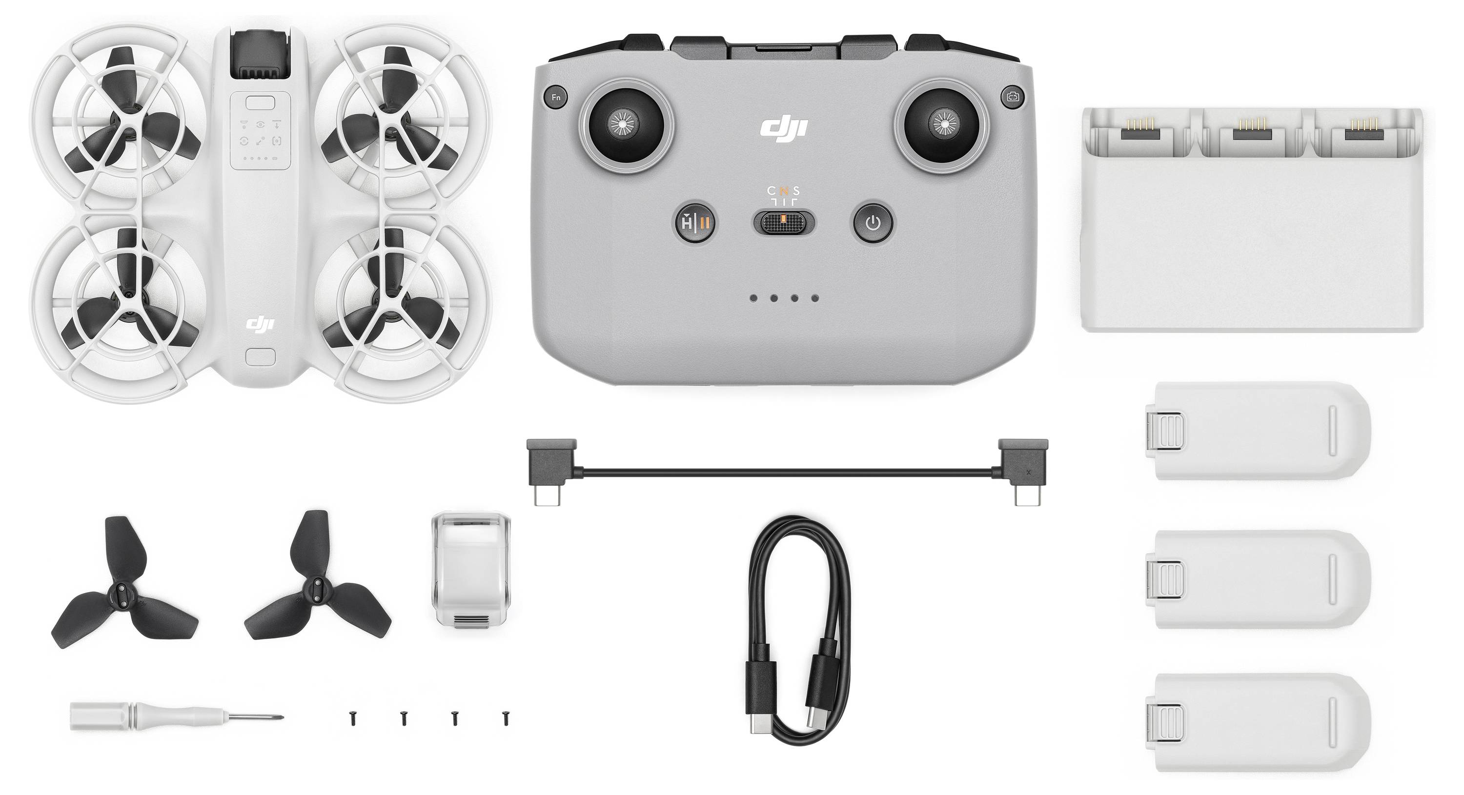 Drone 'DJI Mini 5' avec télécommande, trois batteries, hélices et tournevis. Comprend une station de charge et un câble.