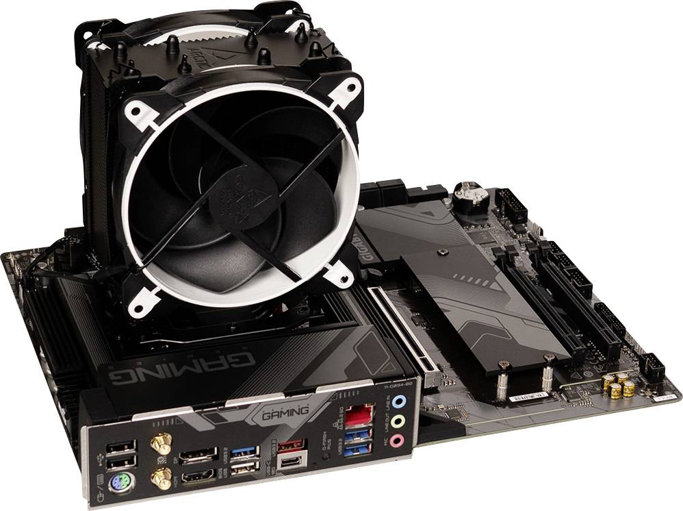 Une carte mère d'ordinateur avec un dissipateur thermique de processeur installé. Les connexions visibles comprennent des ports USB, des ports audio et un port LAN.