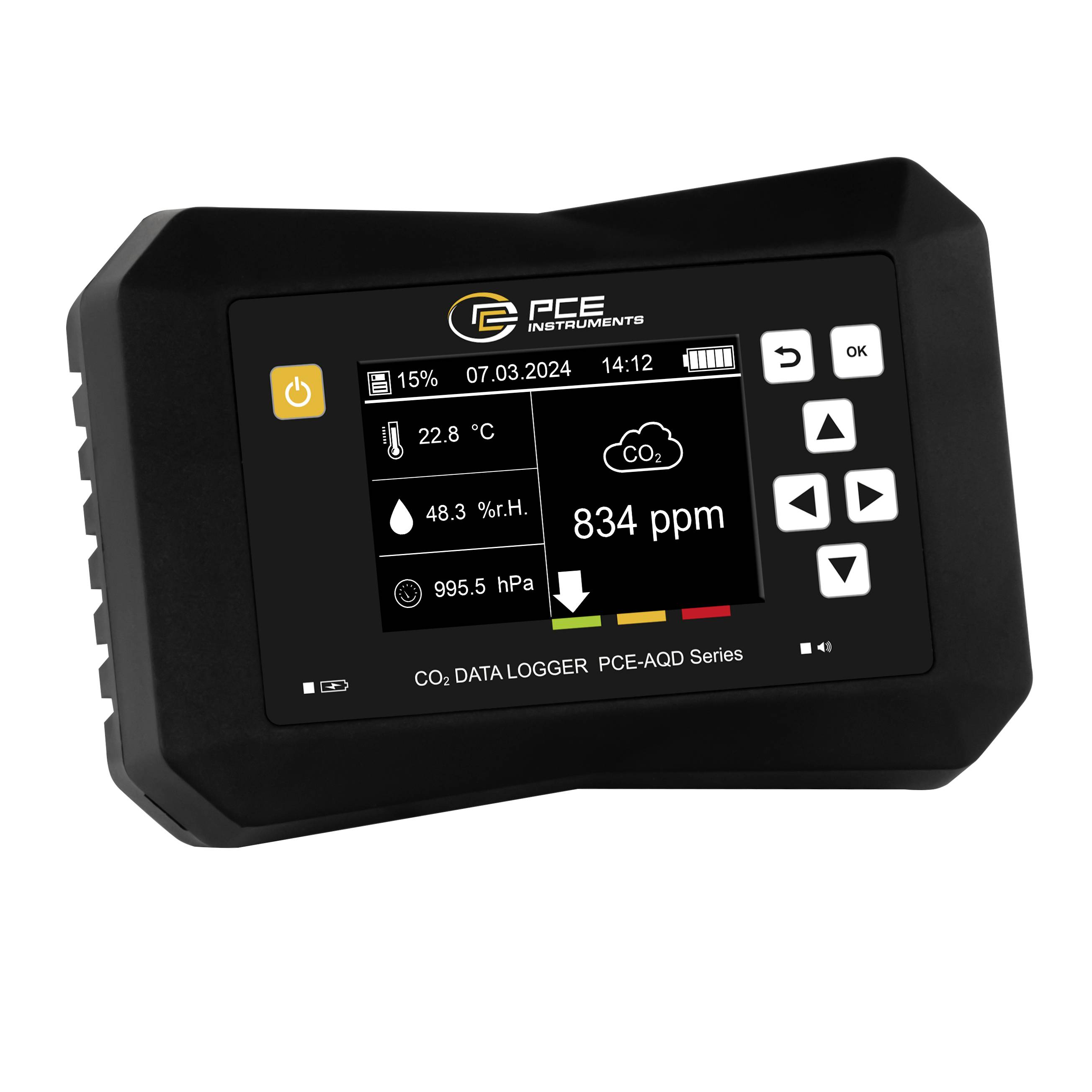 Enregistreur de données CO2 PCE Instruments affichant 834 ppm CO2, 22,8 °C, 48,3% H.r., et 995,5 hPa sur un écran.