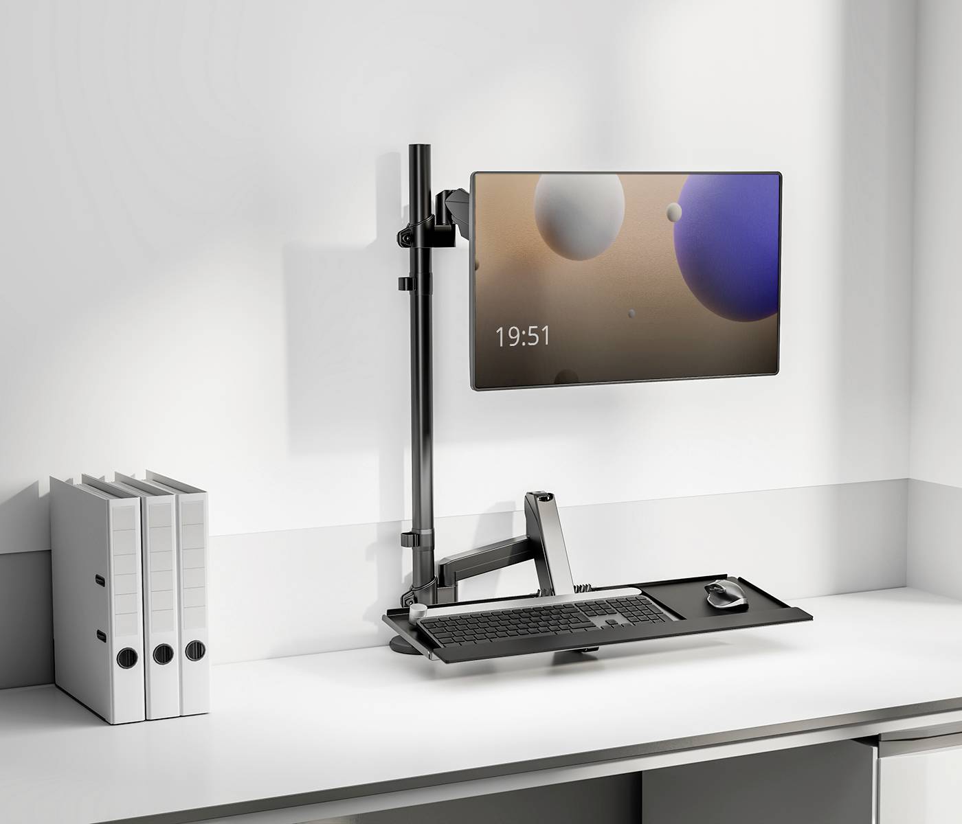Un poste de travail moderne avec un écran monté au mur, un clavier et une souris sur un bras de bureau réglable en hauteur.